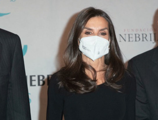 Letizia Ortiz elige un clásico del placard y  derrocha estilo y sensualidad