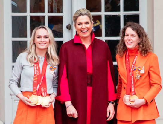 Máxima adopta la tendencia capamanía y nos adelanta cuál será el abrigo estrella la temporada invernal