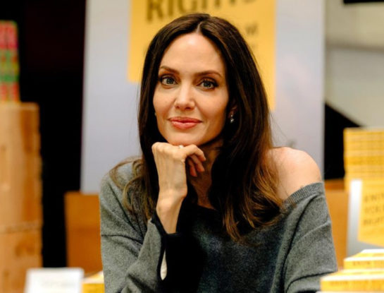 El gesto solidario de Angelina Jolie con una mujer afgana