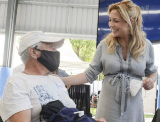 Fabiola Yáñez encabezó una entrega de sillas de ruedas a personas con discapacidad