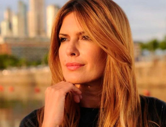 Isabel Macedo mostró su pancita de seis meses de embarazo en la playa