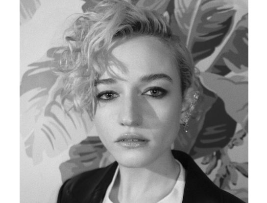 Quién es Julia Garner, la actriz de "Inventando a Anna" y "Ozark": tiene 28 años, está casada con el líder de la banda Foster the People y estudió actuación para superar su timidez