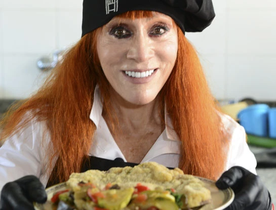 #LaRecetaFamosa: Linda Peretz nos enseña a cocinar milanesas con ratatouille