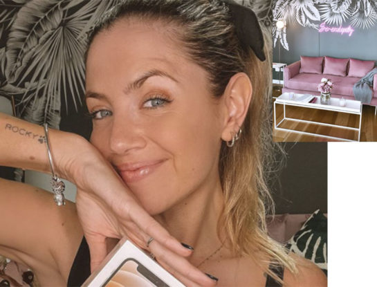 Así es la oficina de Stephanie Demner: un ambiente amplio y luminoso con sillones de terciopelo en rosa y verde, luces de neón y mucha calidez