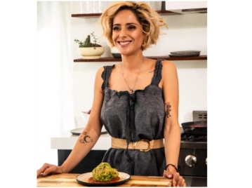 Victoria Vanucci cocinando