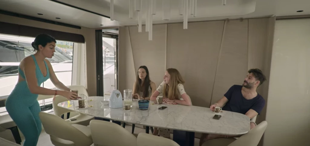 Uno de los comedores del yate de Georgina Rodríguez y Cristiano Ronaldo