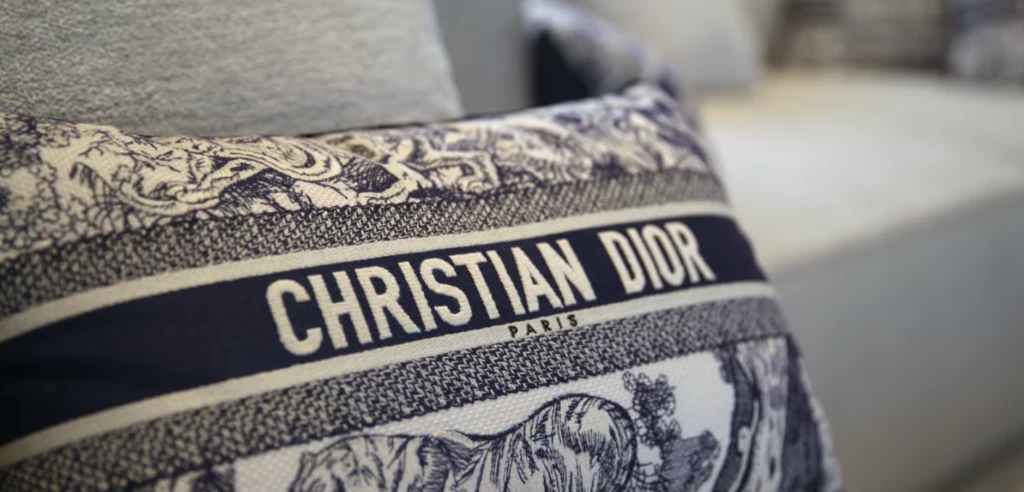 Almohadones Dior en el yate de Cristiano Ronaldo y Georgina Rodríguez