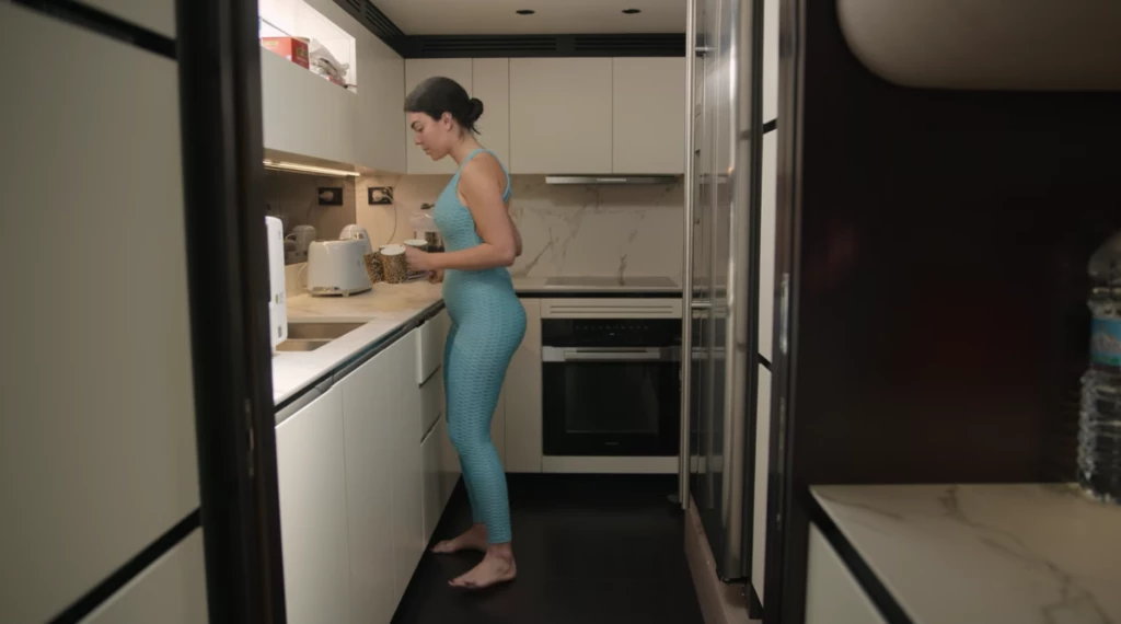 Georgina Rodríguez en la cocina de su yate