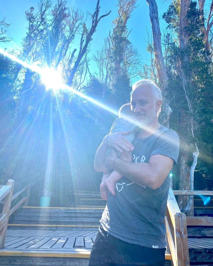 Andy Kusnetzoff junto a su hijo Leon