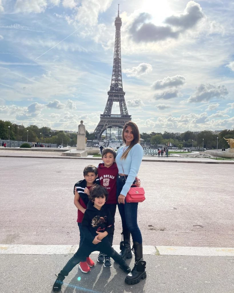 Antonela junto a sus hijos Thiago, Mateo y Ciro Messi.