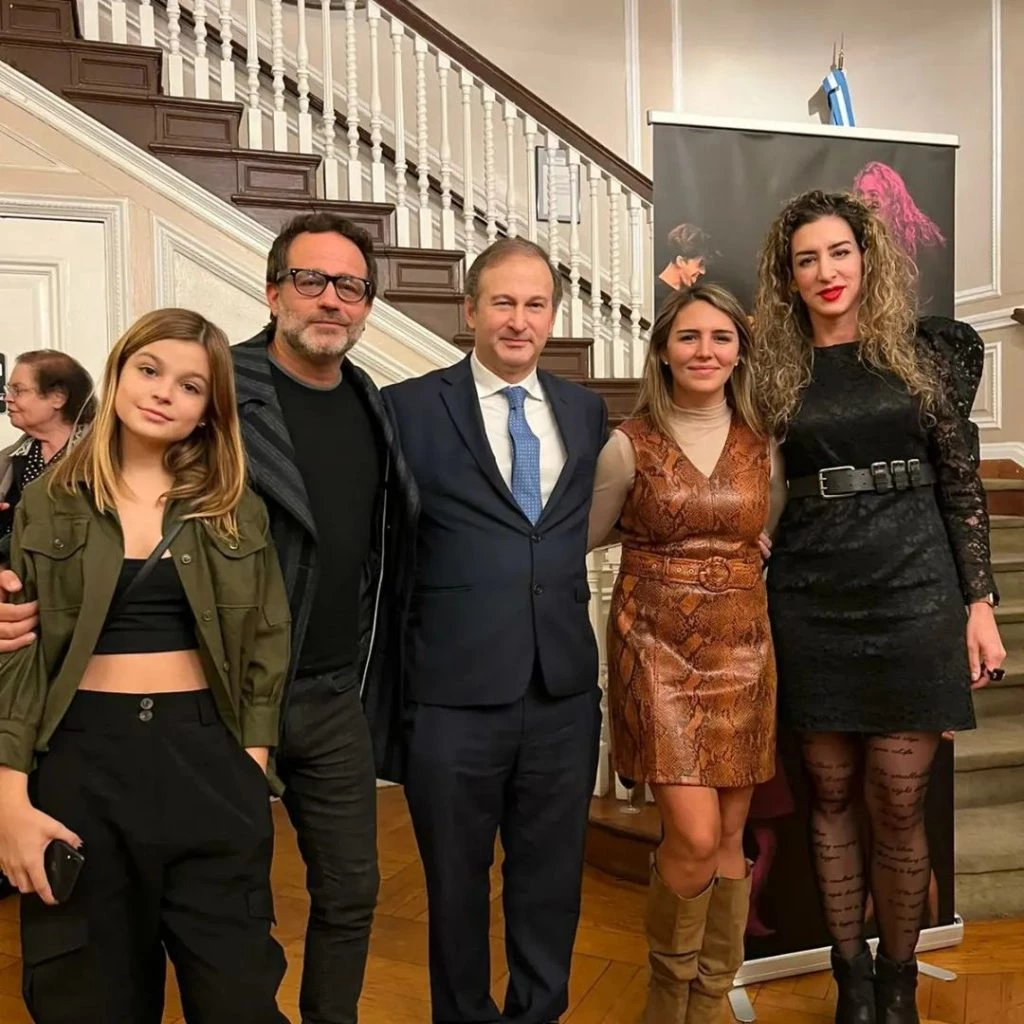 Muna y Gaston Pauls junto a los referentes en el Consulado Argentino