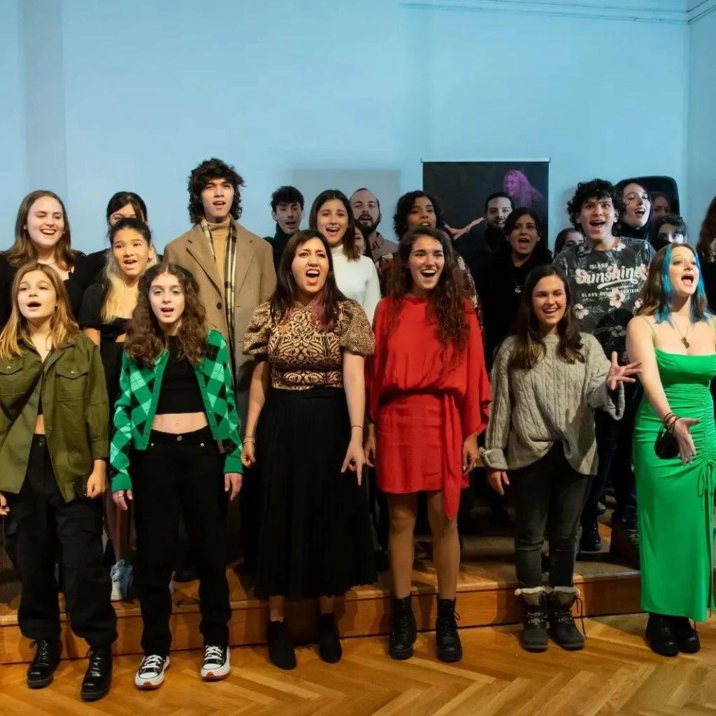 Muna junto a sus compañeros de la academia