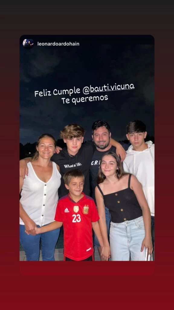 Leonardo Ardohain junto a Bautista Vicuña y su familia