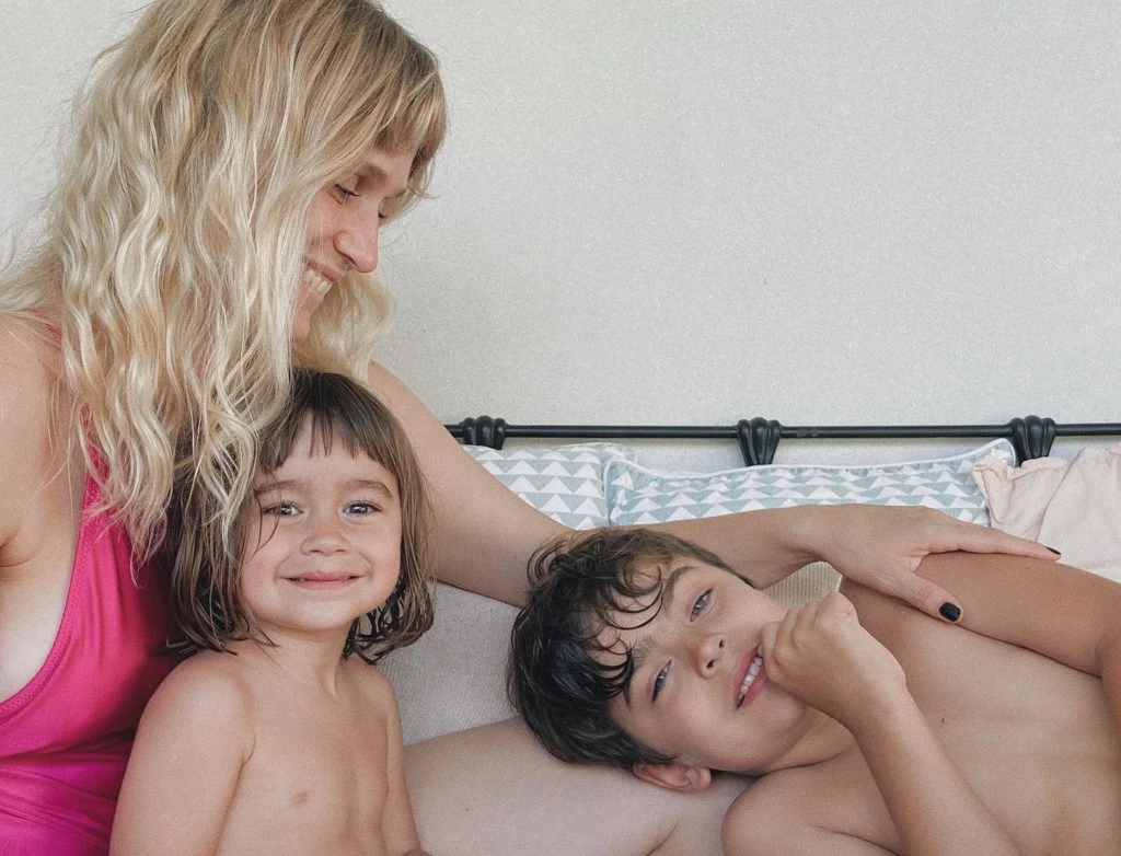 Brenda Gandini junto a sus hijos