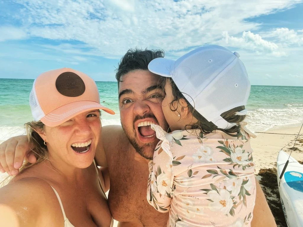 Dario Barassi junto a su mujer Luli Gomez Centurion y su hija Emilia. FOTO IG