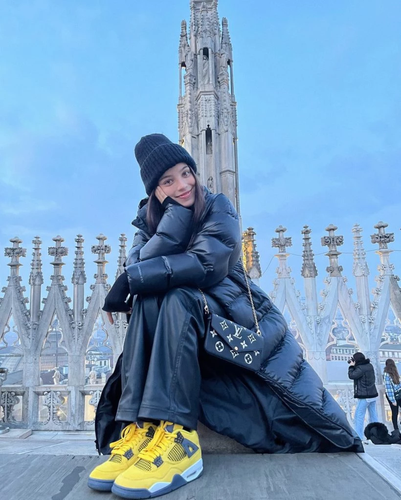 Emilia Mernes en Milán