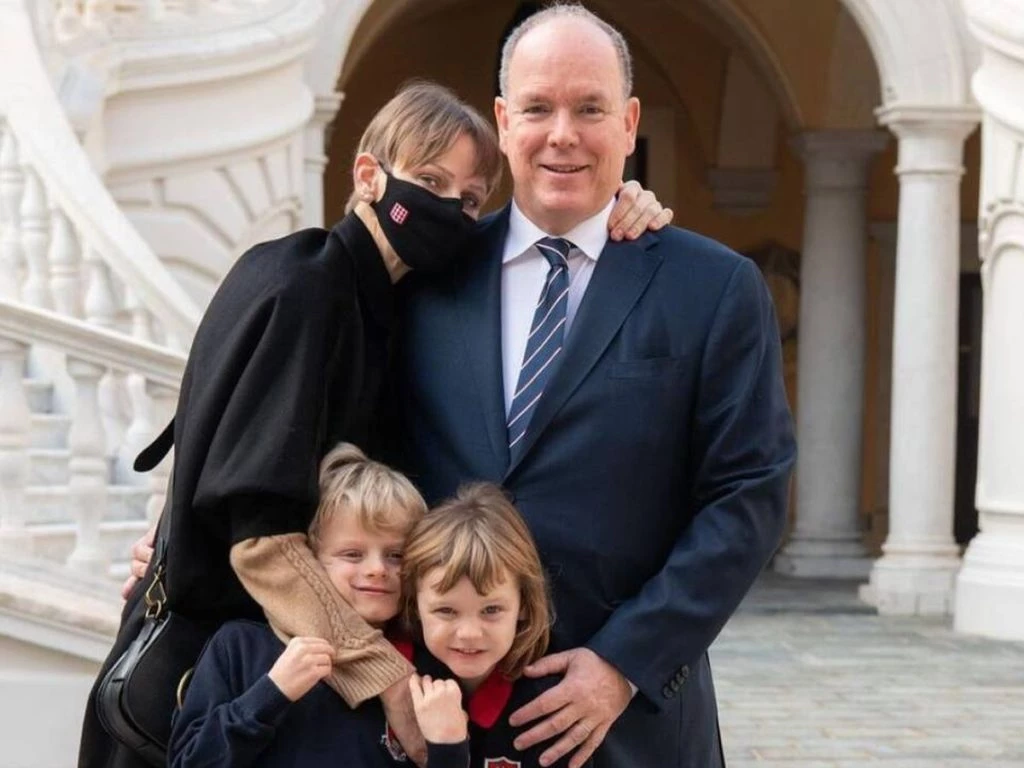 Alberto y Charlene de Mónaco junto a sus hijos, los mellizos