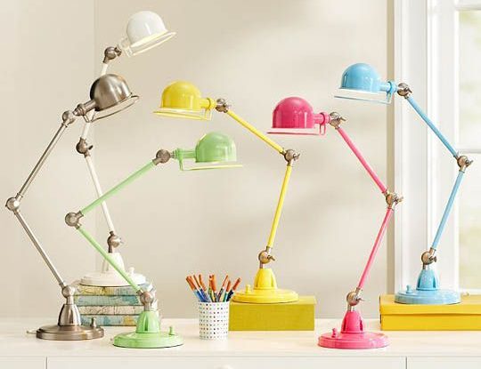 Hallazgo deco: la lámpara Jieldé es la nueva pieza de deseo para decorar el escritorio con aires vintage