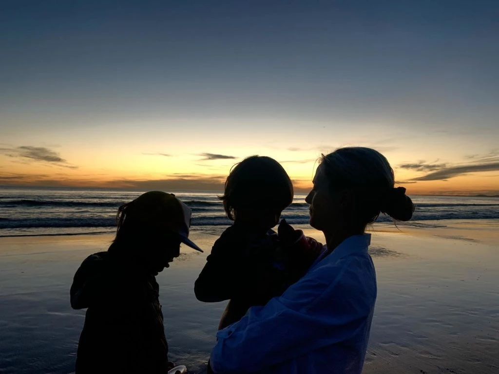 Mónica Antonópulos y sus dos hijos. Foto IG