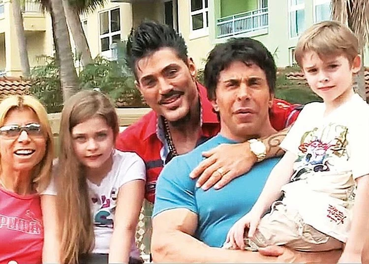 Gustavo Martínez junto a Ricardo Fort y sus hijos, Marta y Felipe Fort. FOTO IG