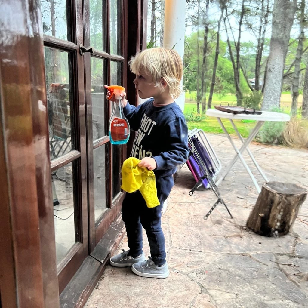 Mirko limpiando los vidrios