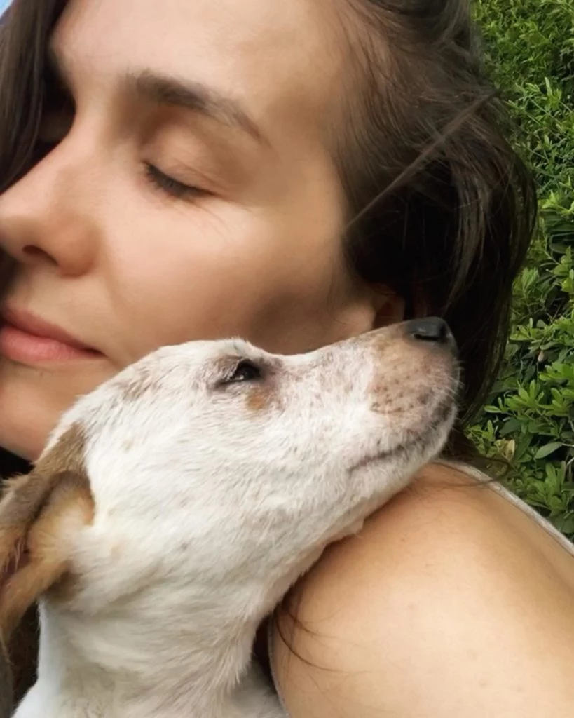 Natalia y su perra Coca