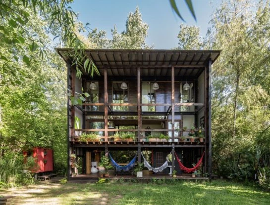 Así se diseñó una casa prefabricada entre los árboles en una isla del Delta del Paraná