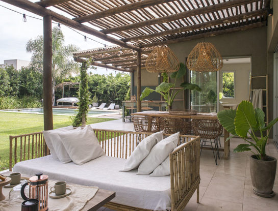 Una variedad de plantas y objetos deco dan la nota en el jardín súper chic de una paisajista