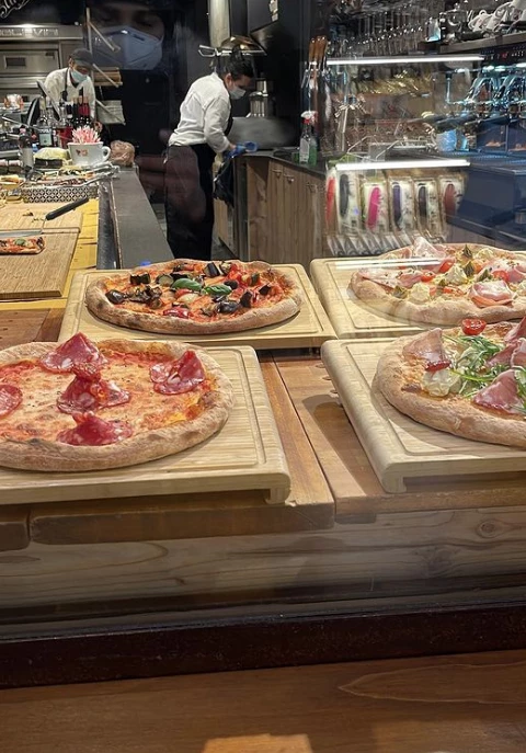 Araceli González y Fabián Mazzei comieron pizza en su viaje por Venecia