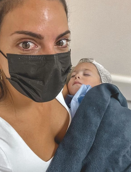 Belu Lucius y su hijo después de la cirugía