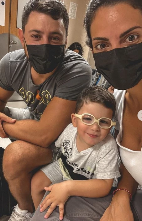 Belu Lucius con Benja y su marido esperando para la operación