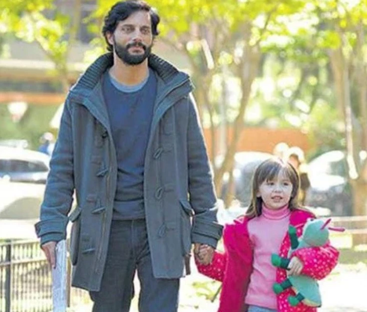 PAOLA KRUM Y JOAQUIN FURRIEL CON HIJA