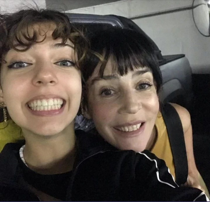 PAOLA KRUM Y JOAQUIN FURRIEL CON HIJA