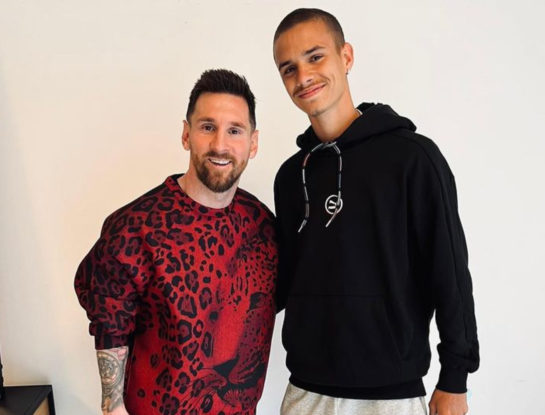 Cómo es y cuánto sale el excéntrico look de Dolce & Gabbana que usó Lionel Messi para fotografiarse con Romeo Beckham