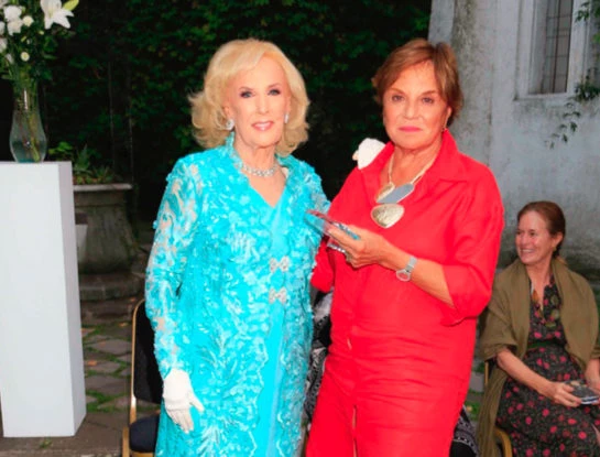 Mirtha Legrand se vistió de turquesa para recibir un premio de honor