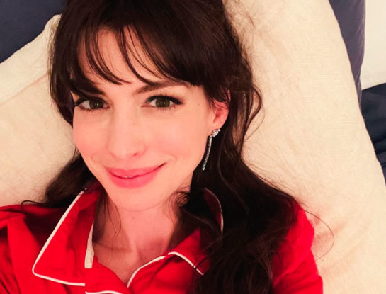 Anne Hathaway nos muestra por qué es tan necesario un tapado off white en invierno