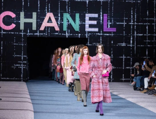 El invierno de Chanel rinde homenaje a su textura estrella, el tweed