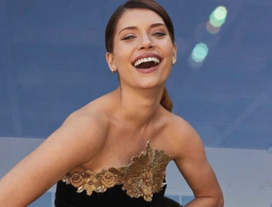 Oscars 2022: Eva Dominici deslumbró con un vestido Chanel de los años '80