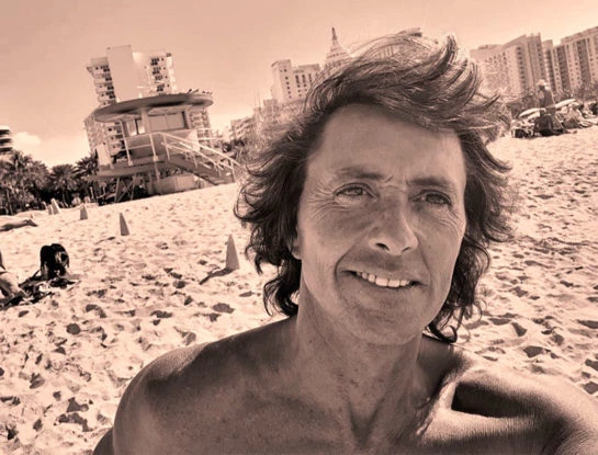 La historia de Gustavo Bermudez, el galán que vuelve a la teve con la ficción "Los Protectores" a los 57 años