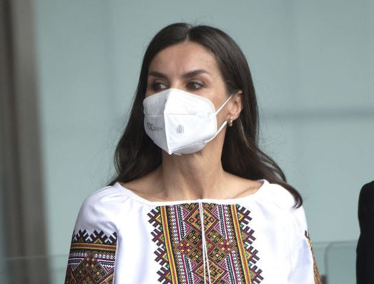 Letizia Ortiz brinda su apoyo al pueblo ucraniano usando una prenda típica del país