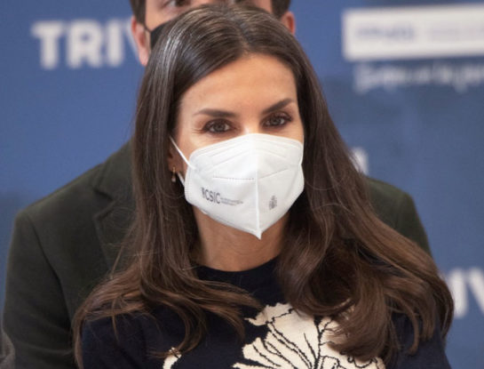 Sin miedo a la cartera blanca: mirá como la llevó la reina Letizia e inspirate en su look