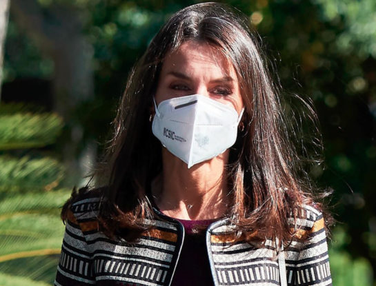 Femenina y singular: Letizia se pasea en jeans y blusa romántica