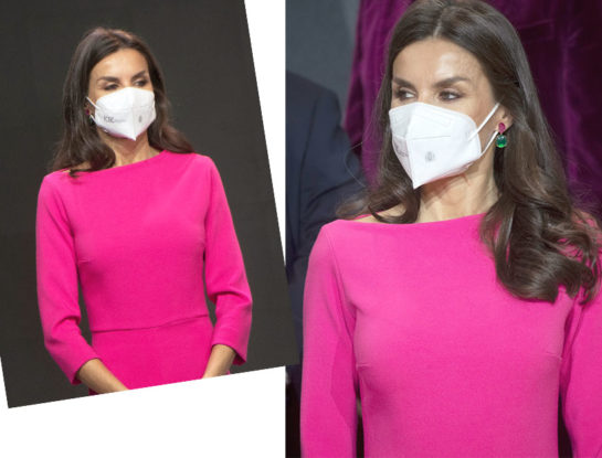 Letizia nos enseña con qué zapatos combinar un vestido fucsia