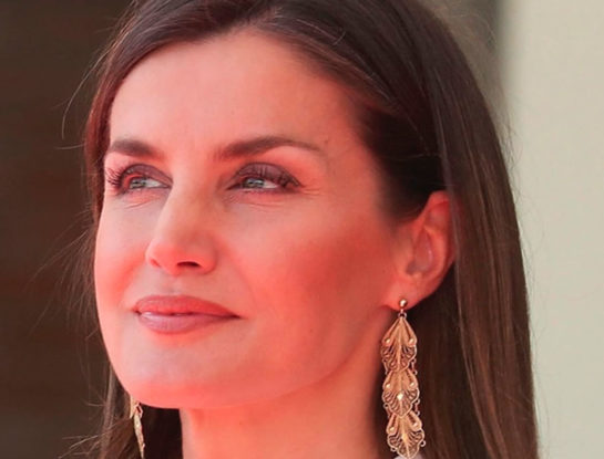 El lila está de moda: así lo usa Letizia Ortiz