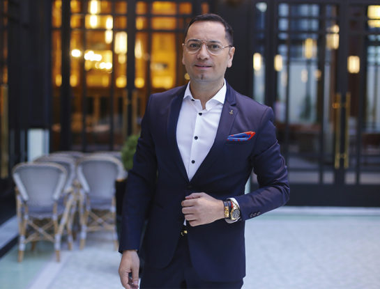 Fabián Medina Flores retrató en un libro el cambio de época que atravesó la moda con la pandemia: "Se transformó la manera de vestirnos y presentarnos ante los demás"