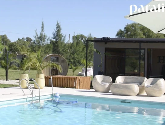 Cómo es "El hotel de los famosos" de Pampita y el Chino Leunis por dentro: hay pileta, sauna, deco súper chic y bar exterior