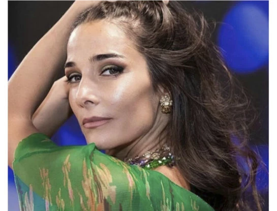 Juana Viale eligió un look boho chic perfecto para asistir a una exposición de arte