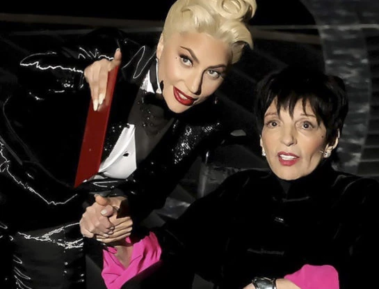 Liza Minnelli y Lady Gaga compartieron el momento más conmovedor de los Oscars: ¿qué enfermedad dejó a la actriz de Cabaret en silla de ruedas?