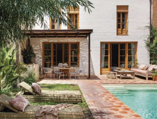 Las piscinas minimalistas y las duchas de exterior son las protagonistas de los patios modernos