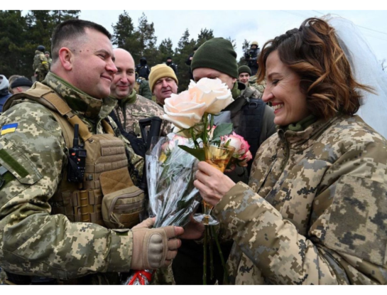 La increíble historia de amor de los soldados ucranianos que se casaron en la frontera de Kiev, en medio de la guerra